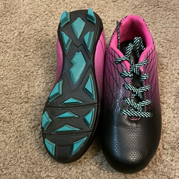 Little girls soccer cleats - Picture 2 of 3